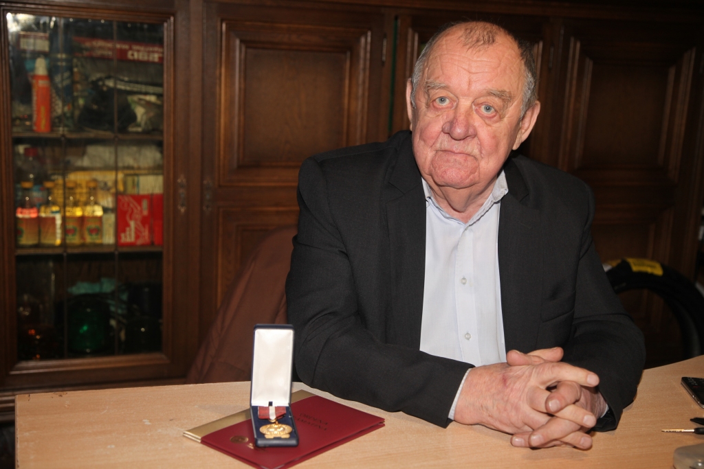 Pirms vairākiem gadiem Vilhelms Sniedzāns saistībā ar autosportu vienu medaļu jau saņēmis. Tagad viņš saņēma vēl vienu medaļu - par ieguldījumu autosporta attīstībā.		
Autors: Gatis Bogdanovs