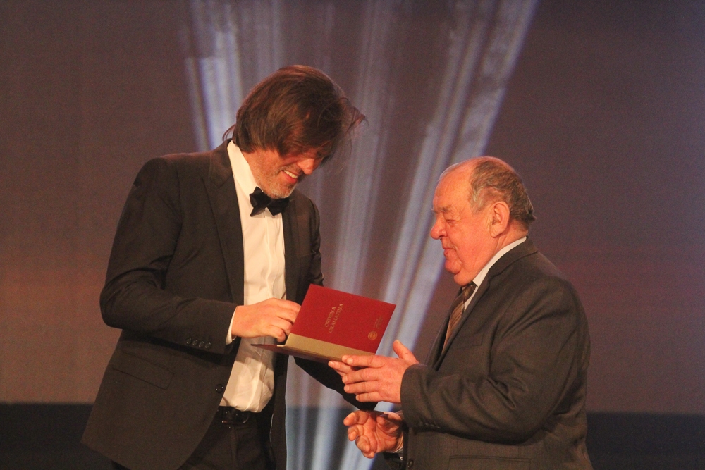 Latvijas Automobiļu federācijas prezidents Raimonds Kisiels pasniedz ordeni Vilhelmam Sniedzānam.
Autors: Dace Janova (4rati.lv)