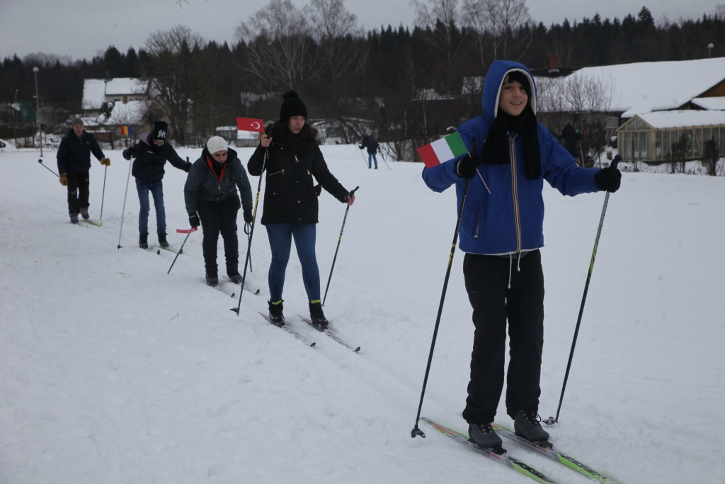 Ieskatu latviskumā un Latvijas ziemā pagājušajā nedēļā guva pusaudži no Rumānijas, Ungārijas, Turcijas un Itālijas, kuri starptautiskā projektā piecas dienas mācījās, draudzējās un piedalījās kopīgās aktivitātēs Gulbenes 2.vidusskolā. 
Ar prieku arī slēpoja! 
Autors: Gatis Bogdanovs