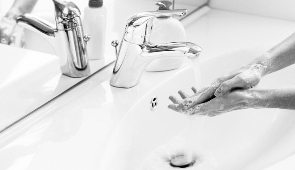 Lai novērstu vīrusu izplatīšanos, šķaudot vai klepojot ieteicams izmantot salvetes un pēc tam nomazgāt rokas.
Autors: NO MAZGAROKAS.LV 