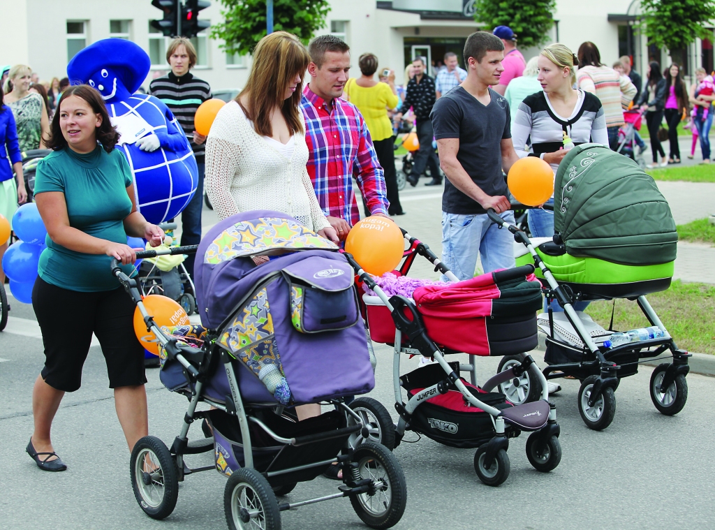 Mazo bēbīšu gājiens Gulbenes pilsētas svētku laikā bija burvīga tradīcija. Tagad šo tradīciju nomainījuši mazo gulbīšu svētki. 
Autors: no “Dzirksteles” arhīva