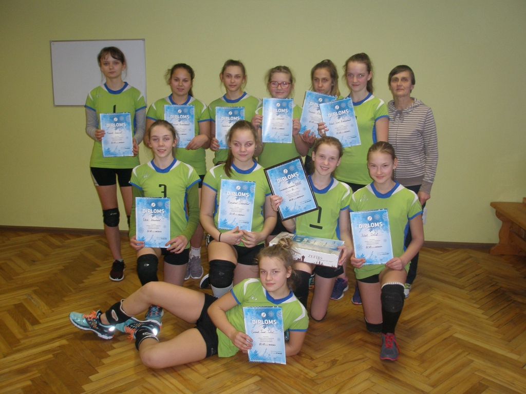 Gulbenes novada BJSS U-13 grupas volejbola komanda kopā ar treneri Āriju Samsonovu. “Līdz nākamajām spēlēm jāpastrādā vēl cītīgāk, jāpilnveidojas, un tad jau arī būs uzvaras,” saka trenere. 
Autors: no Ā.Samsonovas arhīva