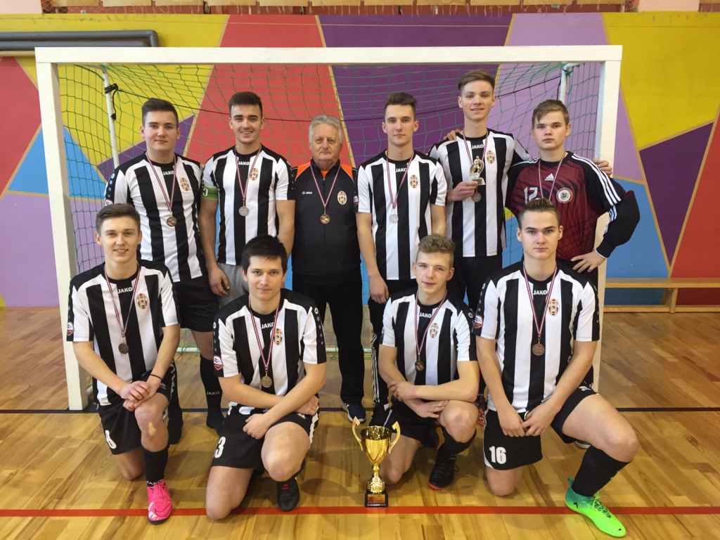 FB “Gulbene” jauniešu U-18 komanda. 1.rindā no kreisās: S.Sirmais, R.Priedeslaipa, I.Bistrovs, K.Sveķis; 2.rindā no kreisās: J.Mauriņš, R.Skopāns, A.Martusevičs, R.Stepanovs, A.Vaičuls, L.Stalīdzāns (foto nav trenera M.Kozlovska).
Autors: no A.Martuseviča arhīva