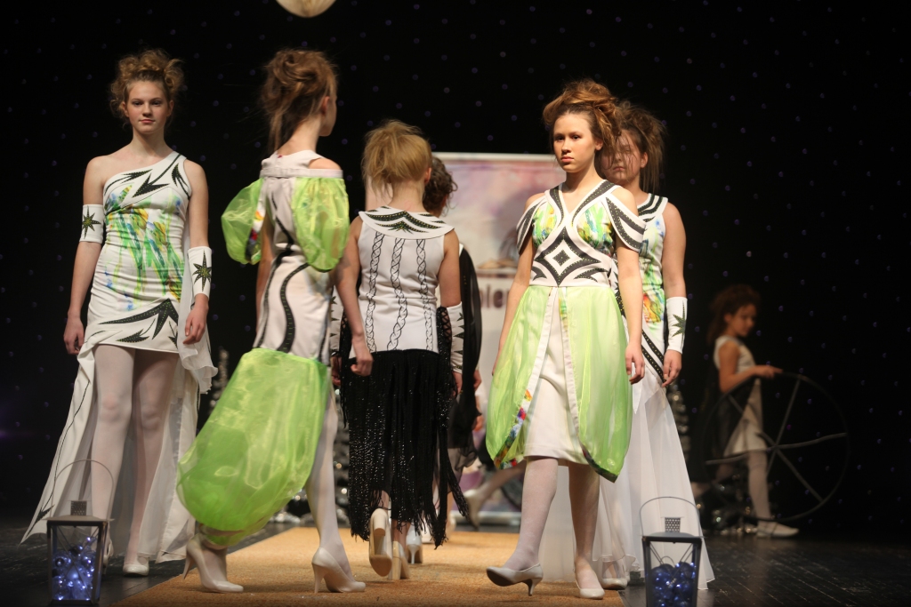 Sestdien un svētdien Gulbenes kultūras namā norisinājās 8. starptautiskais bērnu un jauniešu talantu un modes festivāls “Pa modes pakāpieniem”, kurā piedalījās 48 individuālie dalībnieki no Ukrainas, Lietuvas un Latvijas, kā arī bija skatāmas 12 tērpu kolekcijas. Gulbenes tērpu teātra “Varavīksne” izveidotajai tērpu kolekcijai “Leģenda” - 2.vieta.
Autors: Gatis  Bogdanovs