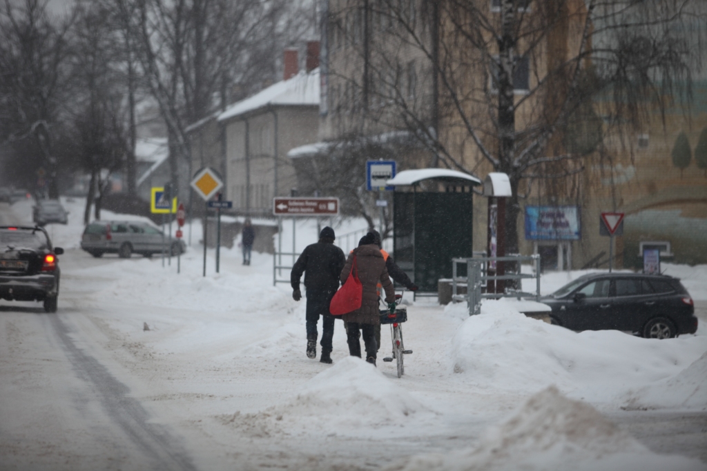 Gājēji pilsētā krīt, gūstot traumas. Diviem cietušajiem bija nepieciešama pat “ātro” palīdzība. Taču arī pašiem cilvēkiem vajadzētu vairāk uzmanīties, izvēloties piemērotus apavus un pārvietošanās veidus.    
Autors: Gatis Bogdanovs