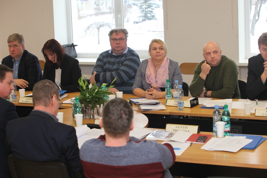 Ar šaubām un ar cerībām. Gulbenes novada deputātu vairākums 31.janvāra domes sēdē konceptuāli nobalsoja par nekustamā īpašuma “Rankas arodskola” pārņemšanu pašvaldības īpašumā. Tur būs pamatskola, bērnudārzs un arī profesionālās izglītības programmas.   
Autors: Gatis Bogdanovs 