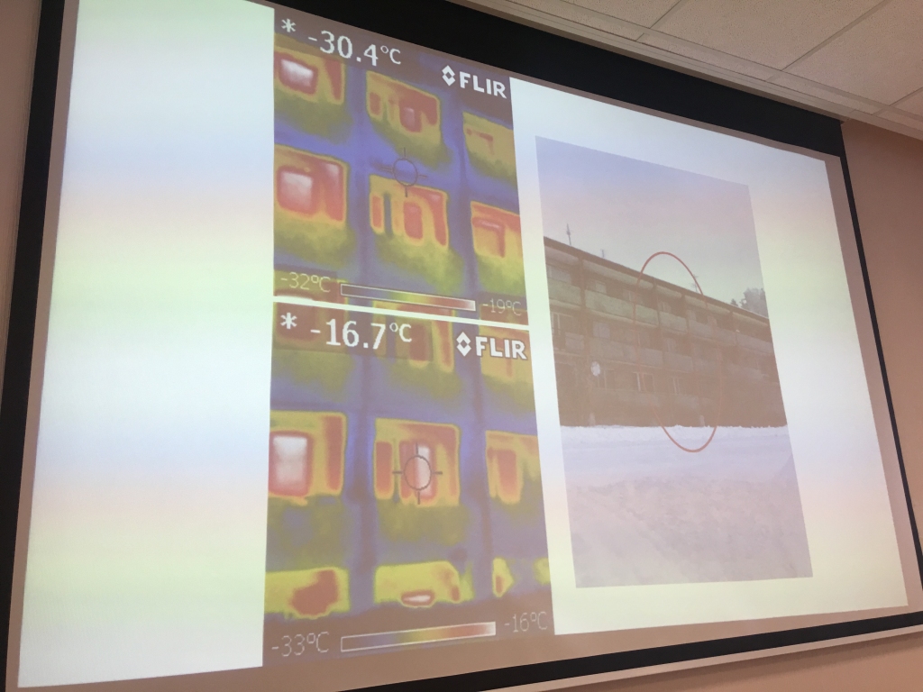 Viss ir redzams un tiek kontrolēts! Tā var teikt par Beļavas dzīvojamo māju Vienības ielā 5, kuru silda modernais katls. Taču māja nav siltināta, tāpēc piesildīt ēku ir grūti.   
Autors: no prezentācijas pašvaldībā