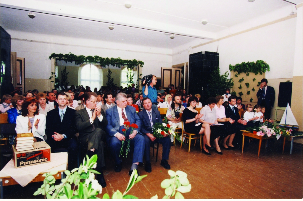 Pirmais atjaunotās Latvijas Valsts prezidents Guntis Ulmanis bija biežs viesis Gulbenes rajonā. 1997.gada 12.jūnijā Kalnienas pamatskolas izlaidumā katram no pieciem absolventiem viņš dāvāja grāmatu “Indriķa hronika”.                                             
Autors: no “Dzirksteles” arhīva