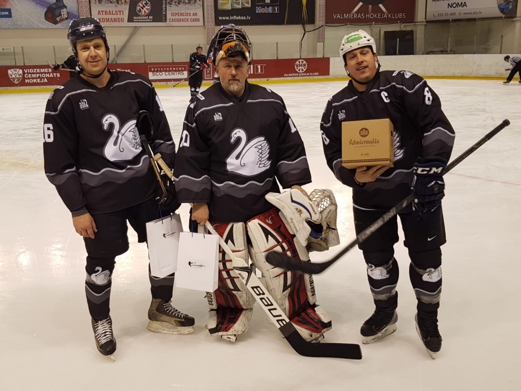 HK “Gulbene/SCO” hokejisti - Igors Šakurovs (no kreisās), Marts Kalniņš un Sandis Vītols. 
Autors: no personiskā albuma