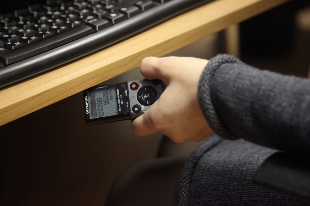 Jaunā realitāte - jebkurā brīdī ir jārēķinās ar to, ka visi visu ieraksta, filmē, fiksē. Dzīvojam moderno tehnoloģiju laikmetā, kad veikt ierakstu nevienam nav nekādu problēmu. Kas tālāk notiks ar ierakstu, tā ir katra paša izvēle. Tāpat arī rēķināšanās ar sekām. 	
Autors: Gatis Bogdanovs