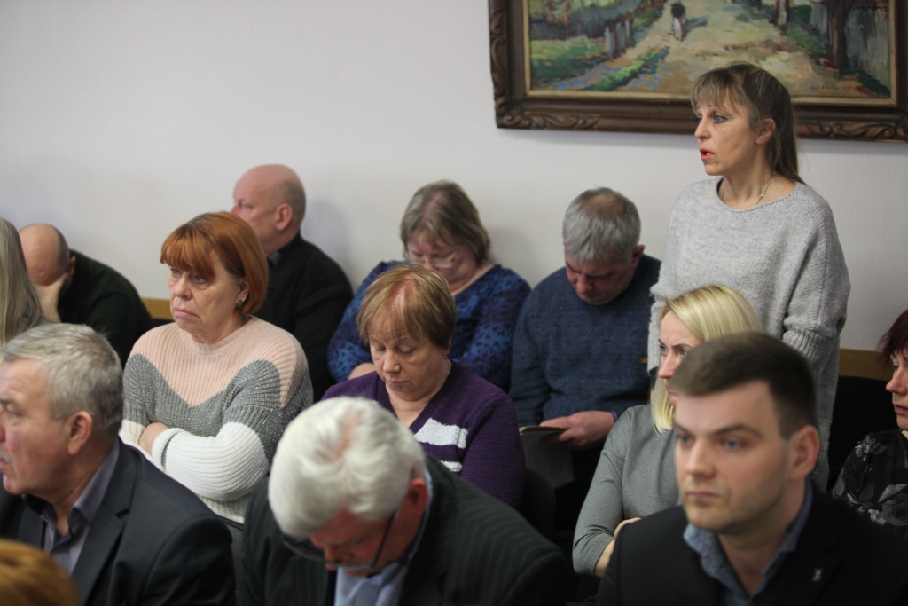 Nuada samaksāta, jātiek vēl tikai pie ēkām Gulbenē, Bērzu ielā 17a un 17b. Gulbenes uzņēmēja Renāte Šeflere (attēlā - stāv) ir pārliecināta - viņai viss izdosies, jo deputāti 31.janvāra domes sēdē ir nobalsojuši par to, ka pašvaldība atsakās izmantot pirmpirkuma tiesības. 	
Autors: Gatis Bogdanovs