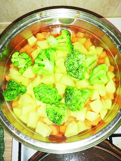 Visus dārzeņus sagriež kubiņos vai ripiņās, liek katlā un pārlej ar ūdeni tā, lai vismaz puse dārzeņu būtu nosegta. Liek vārīties. Es ķirbi pievienoju nedaudz vēlāk, jo tas izšķīst daudz ātrāk par citām sastāvdaļām.