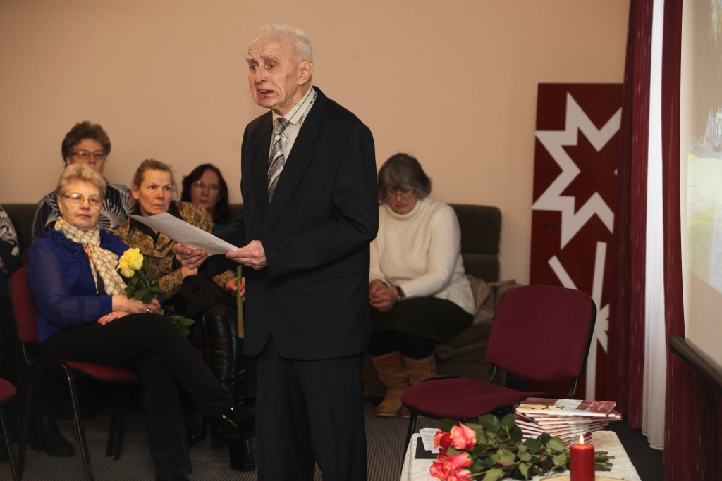 Jānis Zvaigzne atzīst, ka Latvijā ir visskaistākie pieminekļi cīnītājiem par mūsu valsts brīvību un neatkarību. Tie tāpat kā dzeja ir iedvesmas avots viņa grāmatai “Ceļavārdi Latvijai”. 
Autors: Gatis Bogdanovs