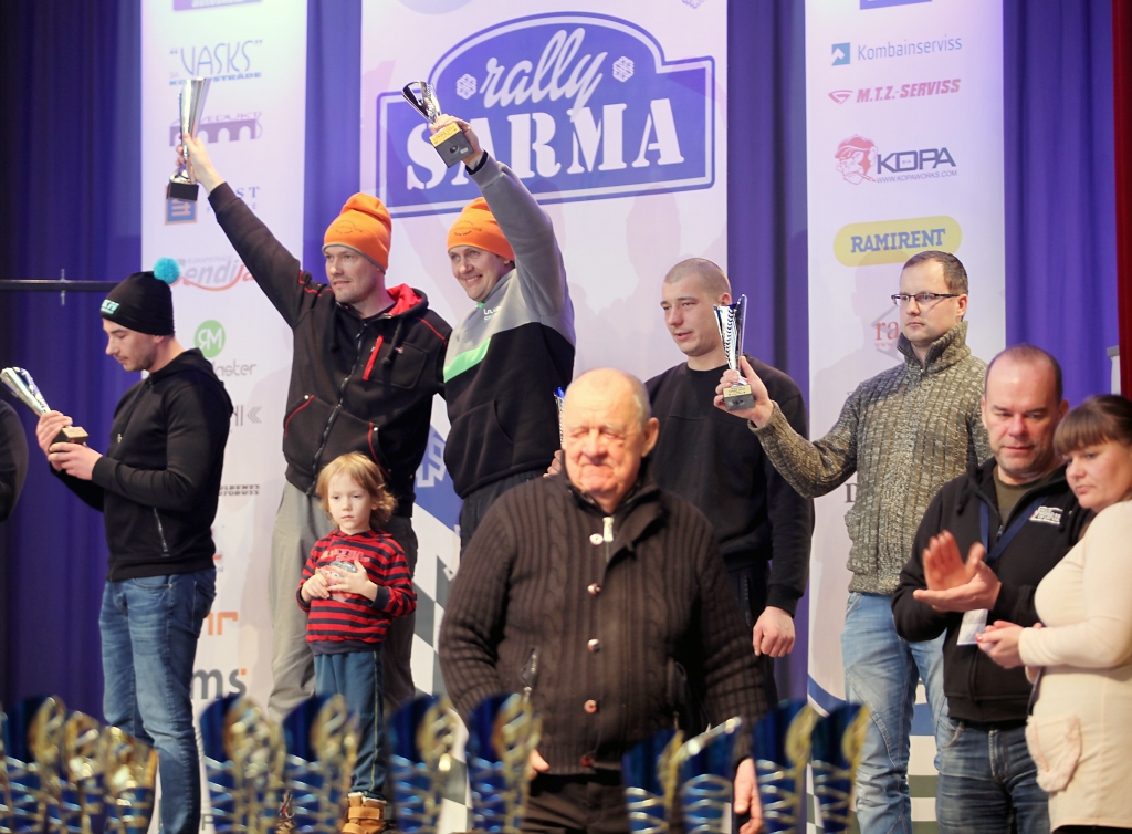 Sestdien, 9.februārī, Gulbenes novadā tika noskaidroti Latvijas un Igaunijas rallija čempionāta otrā posma – leģendārā ziemas rallija “Sarma 2019” - rezultāti. Šogad sacensības pulcēja rerkordlielu dalībnieku skaitu - 97 ekipāžas no 13 valstīm. 4WD klases uzvarētāji stājušies uz pjedestāla. No kreisās: Vigo Rubenis, Armands Lūkins, Mareks Švarcs-Švampāns, Lauris Ozerovs un Gatis Jansons. 	
Autors: Gatis Bogdanovs