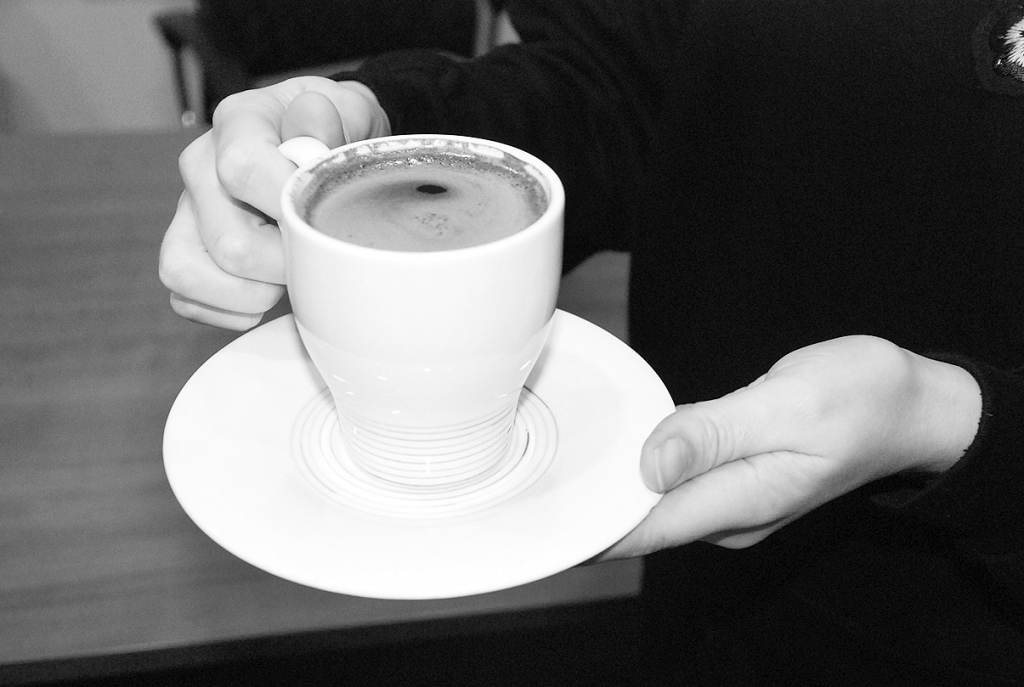 Ja nelieto kafiju, bet esi dzirdējis profesoru Danilānu izsakāmies, ka ir vērtīgi dzert četras krūzītes dienā, nevajadzētu uzreiz veikt radikālas dzīvesveida izmaiņas. Vispirms labāk konsultēties ar savu ārstu.
Autors: Uldis Dobelis