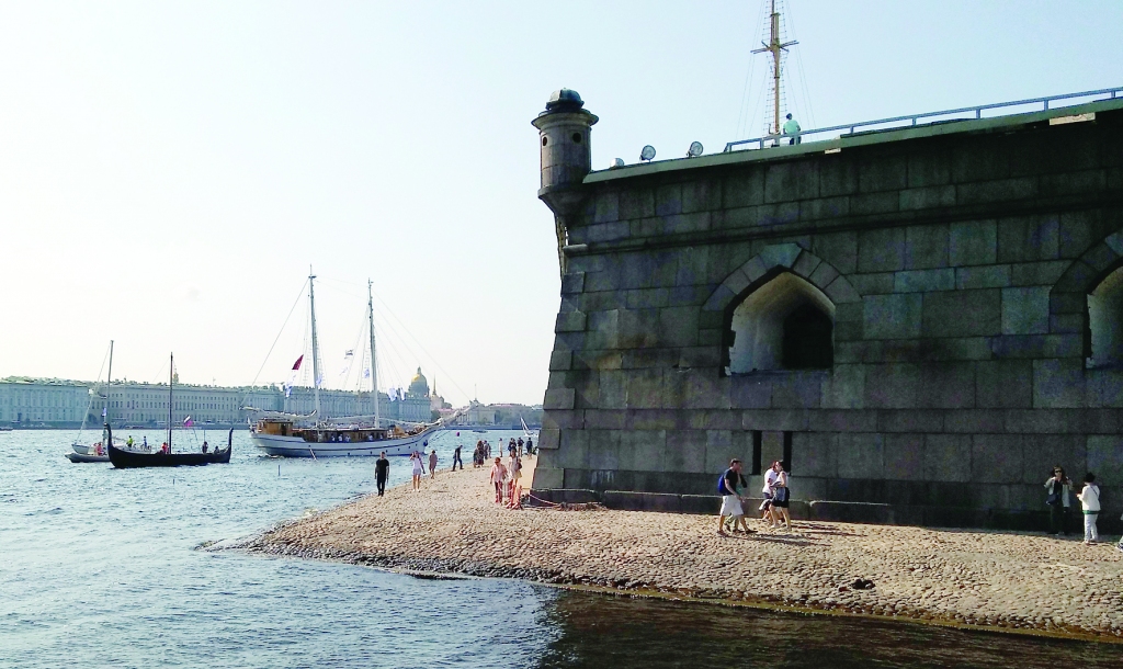 No cietokšņa sienām paveras skaista ainava uz Ņevu un pilsētu. 
Autors: Pārsla Konrāde