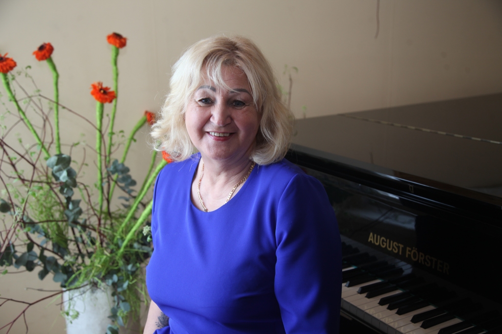 Māra Mezīte joko, ka viņas darbs un vaļasprieks ir mūzika, jo citu neko neprotot. 
Autors: Gatis Bogdanovs