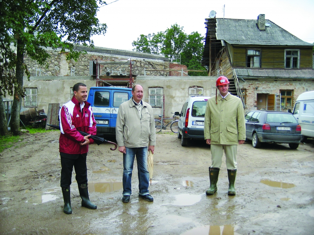 Vecgulbenes muižas kompleksa īpašnieki Elmārs Pitura (no kreisās) un Jurģis Ābele (no labās) un toreizējais pārvaldnieks Jānis Ločmans pie tagadējās Vecgulbenes muižas ēkas (vecās sporta skolas) 2007.gada jūlijā. Viņi bija iecerējuši, ka iztīrītajos dīķos būs septiņi koka tilti un tur būs kā paradīzē, kur pēc laulību ceremonijas varēs uzkavēties jaunlaulātie.    
Autors: no “Dzirksteles” arhīva