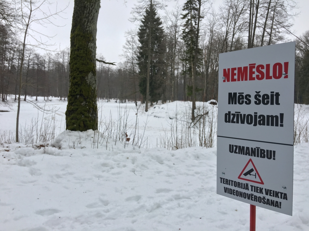 Pašvaldībai piederošajā Emzes parkā Gulbenē ir kļuvis tīrāk. Izvietotās brīdinājuma zīmes esot atmodinājušas cilvēkos sirdsapziņu - tā uzskata pašvaldībā. 	
Autors: Diāna Odumiņa