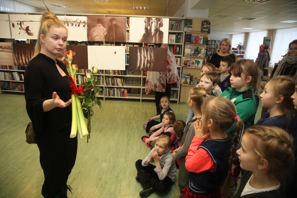 Grafiķes Kates Seržānes Gulbenes novada bibliotēkā izstādītajos darbos pārsvarā redzama cope un zivis tuvplānā. Uz izstādes atklāšanu bija ieradusies grupa mākslas skolas audzēkņu, kuriem māksliniece arī ieteica, kad ir iespēja, ielūkoties zivīm sejiņās, jo tās ir tik dažādas!    
Autors: Gatis Bogdanovs