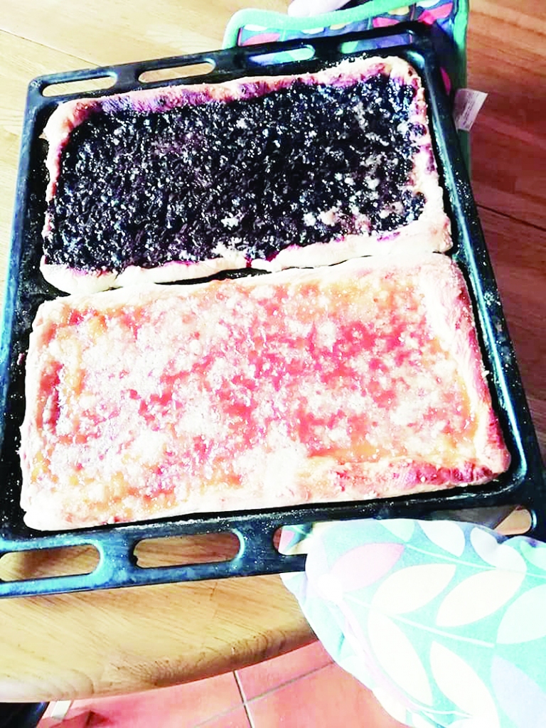 ◆ Uzkarsētā cepeškrāsnī cep 220 grādu temperatūrā aptuveni 20–25 minūtes. Cepeškrāsni nedrīkst atvērt ātrāk kā pēc 15 minūtēm.
Gatavu var pārkaisīt ar pūdercukuru. Plātsmaizīti vieglāk sagriezt padzisušu. Labu apetīti! 
- Valija Beluza
Autors: VALIJA BELUZA