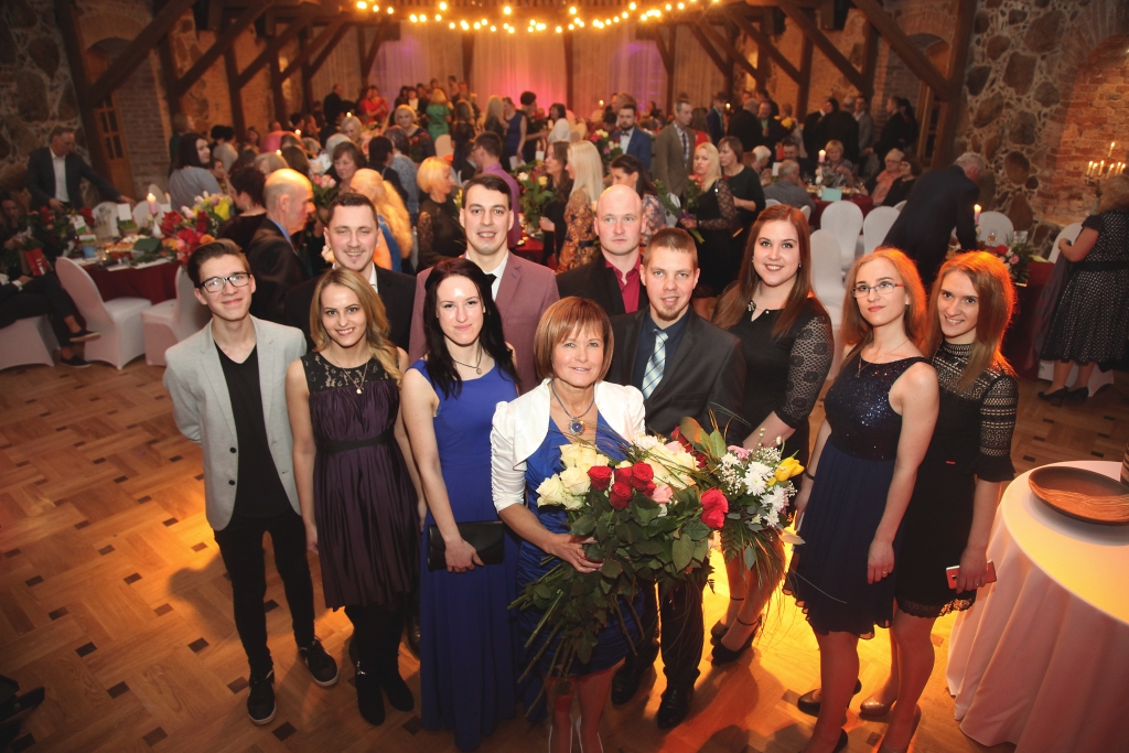 Gulbenes novada gada balvas kultūrā 2017/2018 vairākās nominācijās sadalītas  svinīgā pasākumā Vecgulbenes muižā pagājušās nedēļas nogalē, kur bija pulcējušies novada kultūras dzīves kūrētāji un viņu atbalstītāji. Balvu birums - deju pedagoģei Zaigai Mangusai. Viņa kļuva par “Gada cilvēku kultūrā”. Zaiga ir Gulbenes deju apriņķa virsvadītāja, vada Stāmerienas un Litenes jauniešu deju kolektīvus, Lizuma senioru deju kolektīvu un skolēnu deju kolektīvus Stāmerienā, Stāķos, Gulbenē un Lejasciemā. Viņas vadītais Stāmerienas deju kolektīvs “Poga” kļuva par “Gada amatiermākslas kolektīvu”. Kolektīvs 2017.gadā svinēja savas pastāvēšanas 20.jubileju. “Pogu” visā Latvijā pazīst ar deju “Es izjāju prūšu zemi”, jo puiši to izpilda visur un vienmēr. “Man jau bailes, ka nav par daudz balvu,” “Dzirkstelei” pajoko Zaiga. “Bet, protams, esmu patīkami pārsteigta! Dejotāju man bijis ļoti daudz, pateicoties viņiem, jau tas viss ir. Vislielākā balva - ka pēc gadiem dejotāji paši novērtē pedagoga ieguldījumu. Skolā to nenovērtē, bet, kad viņi izaug, dejošana jau kļūst par viņu dzīvesveidu. Tas viss ir abpusēji - bez dejotājiem nebūtu mana darba, bez mana darba nebūtu viņu panākumu,” uzsver Z.Mangusa. Viņa saņēma arī Latvijas Nacionālā kultūras centra Goda rakstu par paveikto.   
Autors: Gatis Bogdanovs