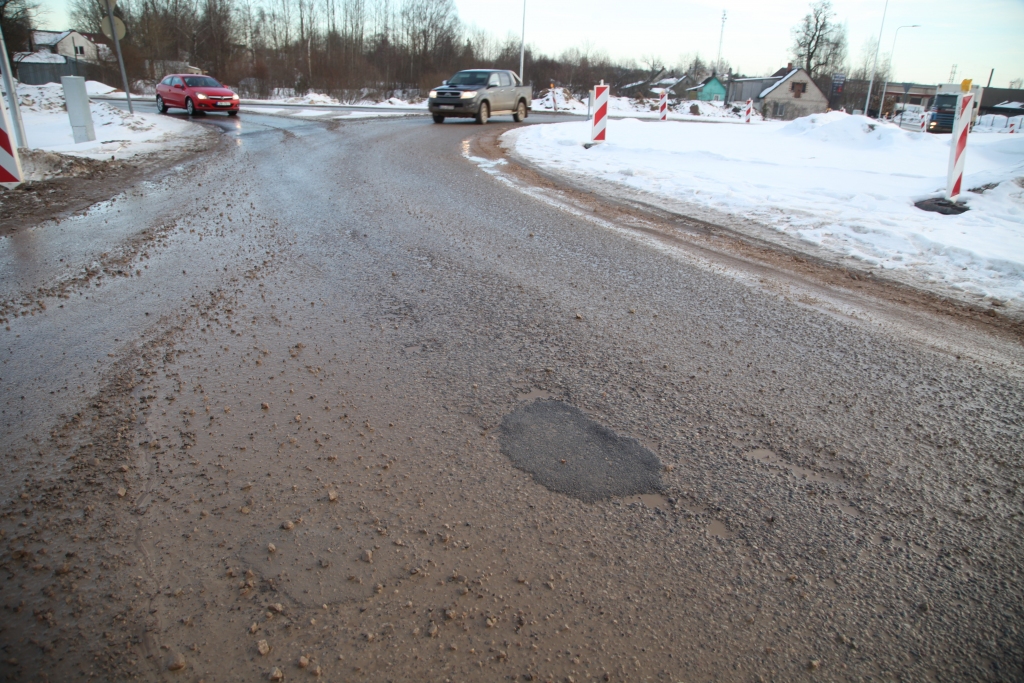 Cilvēki uzskata, ka būvuzņēmējs par remontējamajiem ceļiem neliekas ne zinis, bet tā nav. Ceļi tiek greiderēti un arī bedrītes tiek lāpītas atbilstoši minimālajām prasībām. Arī uz jaunā rotācijas apļa ceturtdien bedrītes jau bija aizlāpītas. 	
Autors: Gatis Bogdanovs