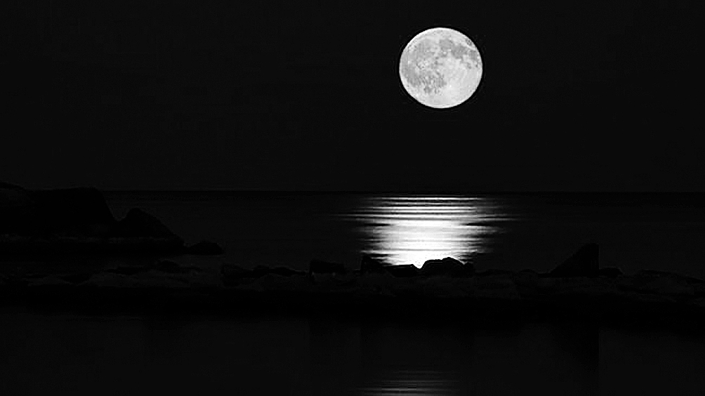 2011. gada 18. februārī jau visu janvāri debesīs novērotais īpaši spožais Mēness šajā pilnmēness naktī sasniedza savu lielāko spožumu. 
Mūsu dabīgais pavadonis Mēness ap Zemi riņķo nevis pa apli, bet gan pa elipsi, tāpēc tā attālums līdz Zemei ir mainīgs. Mēness vidējais attālums no mums ir 380 000 kilometru, bet šajā naktī tas bija “pienācis” tuvāk – 358 000 kilometru attālumā. Samazinoties distancei līdz Mēnesim, tam vajadzētu izskatīties lielākam, bet redzamo izmēru izmaiņa ir tik niecīga, ka bez īpašiem mērījumiem grūti pamanāma. Ar redzamo spožumu ir citādi – pilnmēness gaismas stiprums perigejā (Zemei vistuvākajā punktā, par 50 000 kilometriem tuvāk) ir par 30 procentiem lielāks nekā apogejā (orbītas vistālākajā punktā). Mēness kustību ietekmē gan Zemes, gan Saules gravitācijas spēks, tāpēc visu triju debess ķermeņu kombinācija, kad Mēness atrodas tik tuvu Zemei, ir pilnmēness fāzē un tāpēc spīd ļoti spoži, ir samērā reta. 
