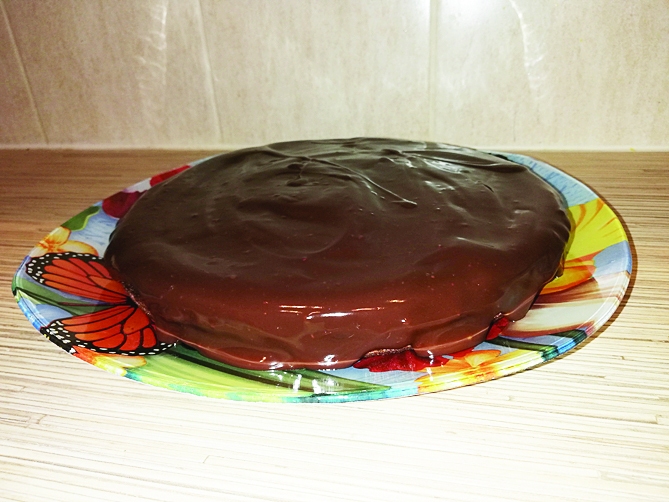 Izcepto rausi uzliek uz šķīvja. Ja kāda puse nedaudz apdegusi, nesatraucieties – šokolādes glazūra to lieliski nomaskēs arī garšas ziņā. Rausi pārklāj ar šokolādi. 
Ja vēlas bagātīgāku garšu, rausi var pārgriezt uz pusēm un pa vidu iesmērēt kādu krēmu, ievārījumu vai biezpienu ar putukrējumu. Labu apetīti! 	
Autors: Gunita Lagzdiņa