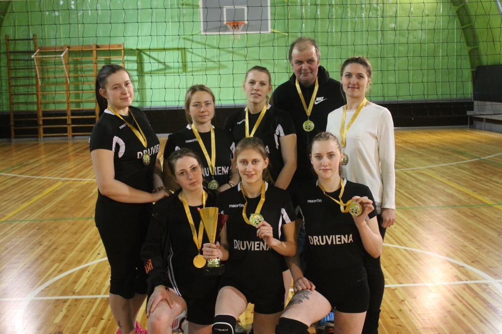 Par Gulbenes novada 2018./19.gada atklāta volejbola čempionāta dāmu II līgas pirmās vietas ieguvējām kļuva Druvienas komanda: Kintija Bačka, Eva Bērziņa, Sindija Logina, Daimona Artamonova, Dināra Popa, Aira Pilsneniece, Laila Guste, Sabīne Stradiņa un Baiba Balode, komandas pārstāvis Jurijs Gjačs.
Autors: Dace Anča