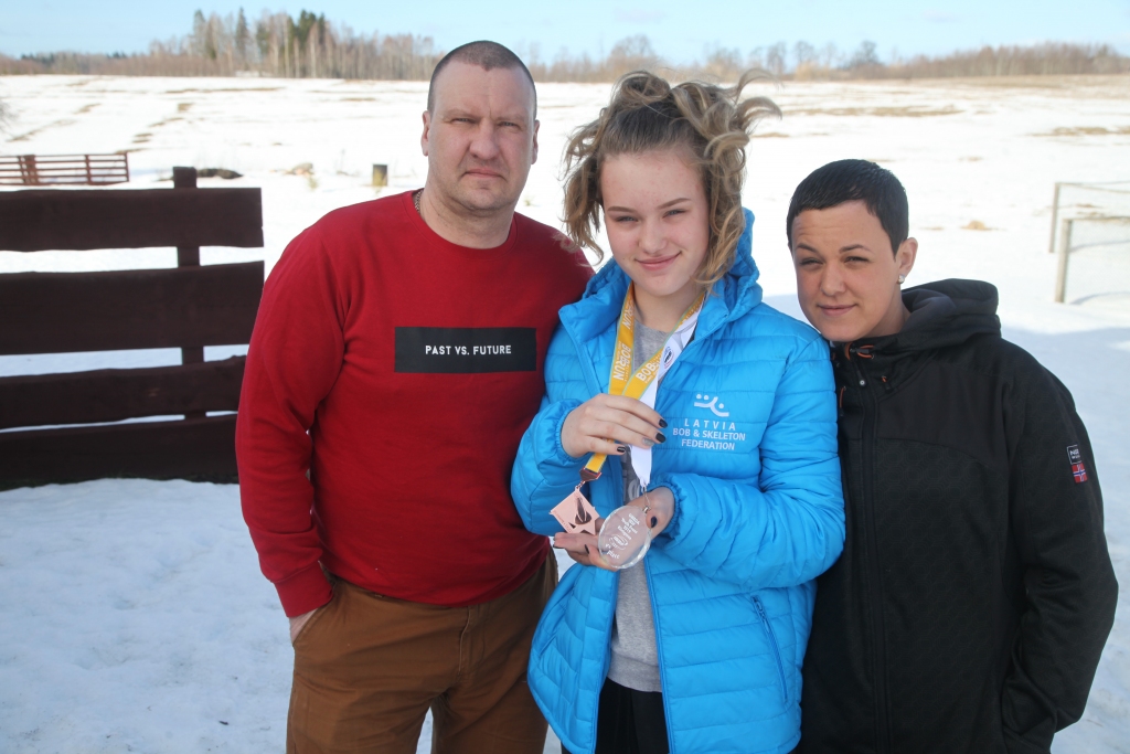 Ar ļoti labiem rezultātiem priecē jaunā Latvijas monobobslejiste gulbeniete Loreta Beķerniece. “Monobobslejs ir mans sporta veids,” atzīst Loreta, kura mācās Gulbenes 2.vidusskolas 8.b klasē. Loreta nupat atgriezusies no sacensībām Kēnigszē Vācijā. Loretas sniegumu slavēja arī Latvijas Bobsleja un skeletona federācijas ģenerālsekretārs Zintis Ekmanis, uzsverot, ka Loreta ir ļoti talantīga. Savukārt Loretas treneris ir mūsu pieredzējušais bobslejists Daumants Dreiškens. “Mēs ļoti priecājamies par viņu!” saka Loretas mamma Ieva Rikveile. Arī Gatis uzsver - viņam kā sportistam liekas, ka Loretas sasniegumi ir izcili! 	
Autors: Gatis Bogdanovs