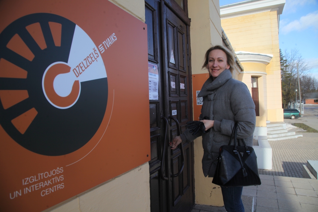 Izglītojošā un interaktīvā centra “Dzelzceļš un Tvaiks” jaunā vadītāja Simona Sniķe kopā ar kolēģiem gatavojas jaunajai tūrisma sezonai.
Autors: Gatis Bogdanovs
