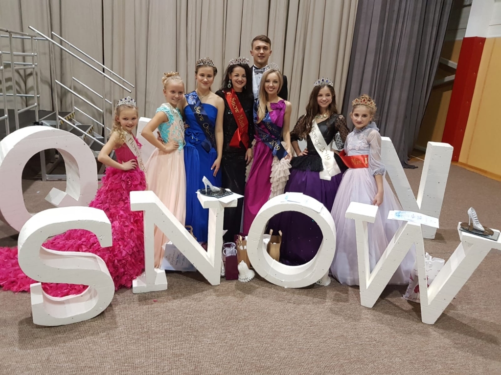 Vienlīdz liels prieks par panākumiem starptautiskajā jauno dizaineru un modeļu festivālā “Sniega karaliene” Lietuvā ir gulbenietēm (no kreisās): Andželīnai Vībānei, Džūlijai Ļisicinai, Terēzei Putenei, Irīnai Abakokai, Inetai Sidorovai-Ragai, Leldei Abakokai un Elīzai Ragai. Aizmugurē redzams Ričards Deksnis, kuru uzaicināja vadīt festivālu Ukmerģē. 	
Autors:  no personiskā arhīva