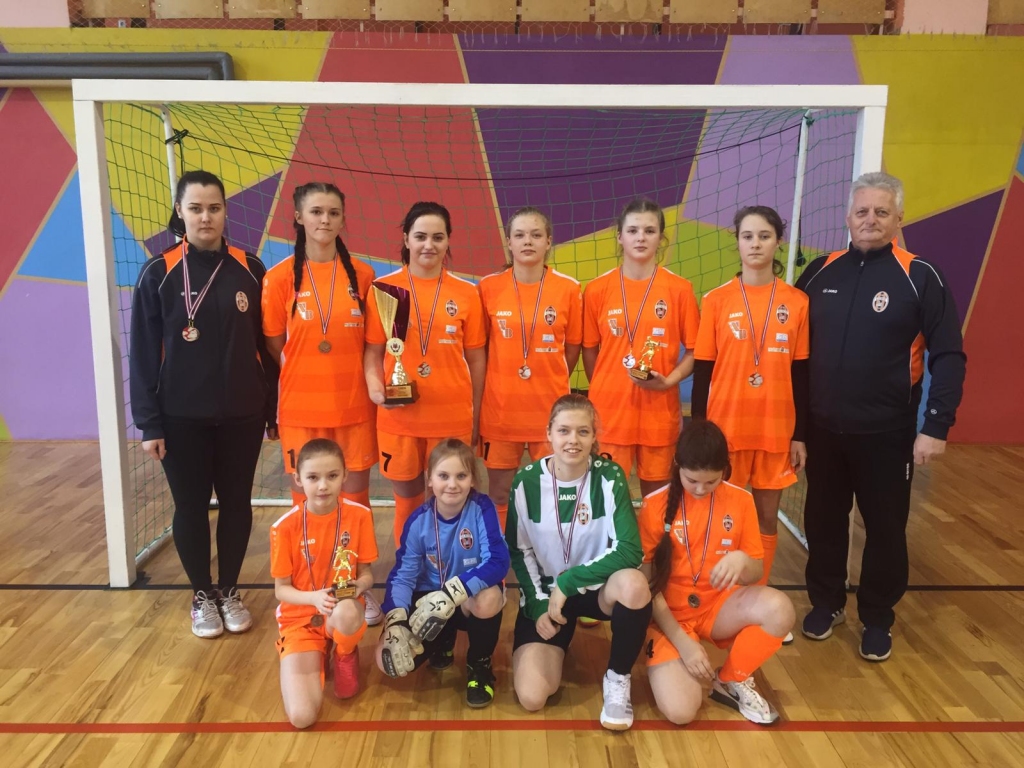 FB Gulbene 2005 meiteņu komandas pēc apbalvošanas Latvijas ZA reģiona čempionātā.
Autors: no Arņa Martuseviča arhīva