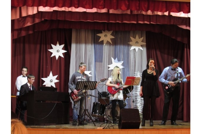 Latvijas izglītības iestāžu vokāli instrumentālo ansambļu, instrumentālo kolektīvu un popgrupu festivālā – konkursā „No baroka līdz rokam”  Lejasciema vidusskolas VIA „DEEP SILENCE” ieguva 1.pakāpes diplomu.
Autors: no Dzirksteles arhīva