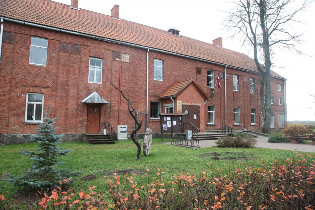 Daudzas vēstures liecības glabā Tirzas bibliotēka, kas izvietota izcilā arhitekta Eižena Laubes projektētajā biedrības namā.  
Autors: Gatis Bogdanovs