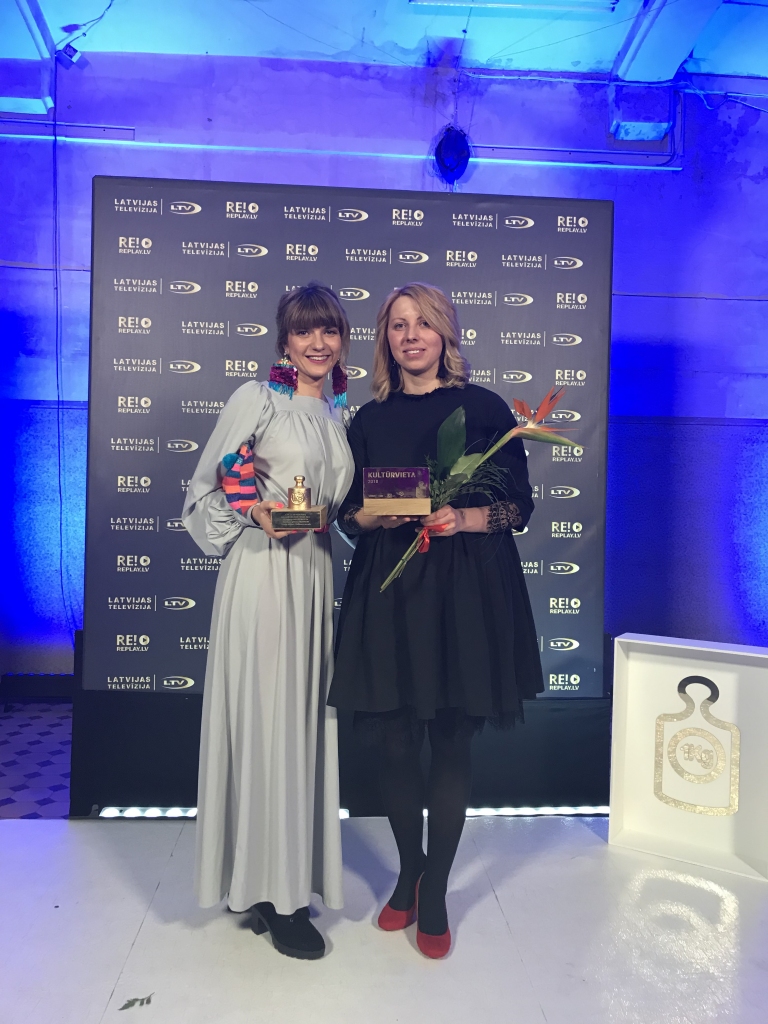 Idejas par lauku autobusu pieturas pārvērtībām autore ir Alise Rubene-Dūne (no labās), bet izpildītāja - Linda Riņķe.  	
Autors: no Lindas personiskā arhīva