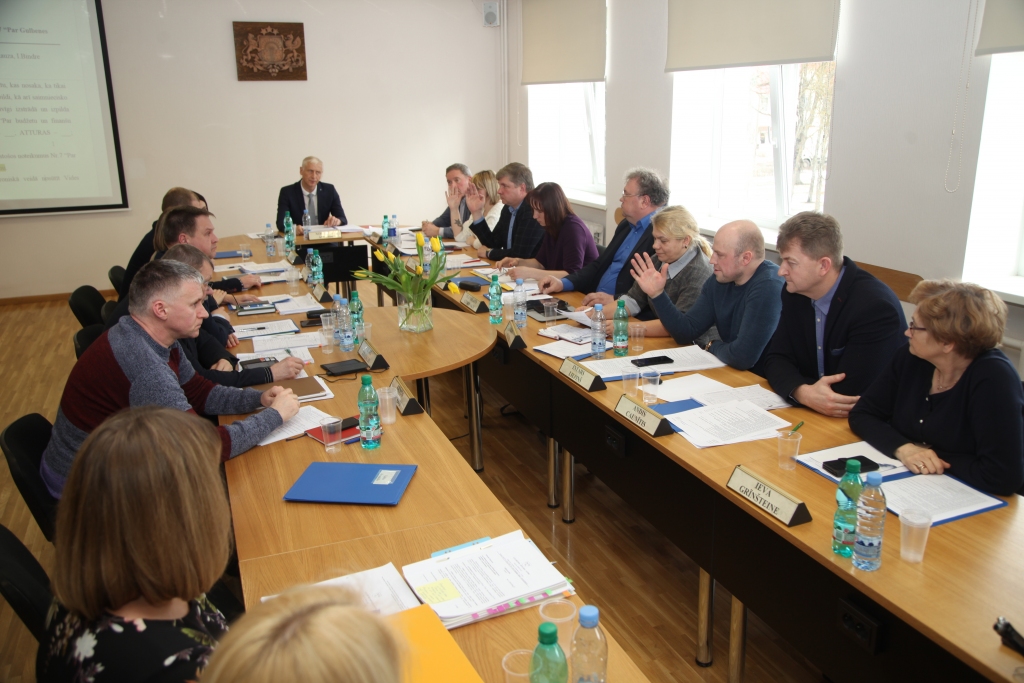 Pret Stāmerienas pamatskolas, Galgauskas pamatskolas un K.Valdemāra sākumskolas iznīcināšanu 28.februāra novada domes sēdē balsoja 6 deputāti - Guna Pūcīte, Andris Vējiņš, Intars Liepiņš (attēlā pacēluši rokas), Lāsma Gabdulļina, Larisa Cīrule, Anatolijs Savickis; atturējās deputāte Ilze Mezīte. Ar to bija par maz, lai apturētu lēmuma pieņemšanu. 
Autors: Gatis Bogdanovs