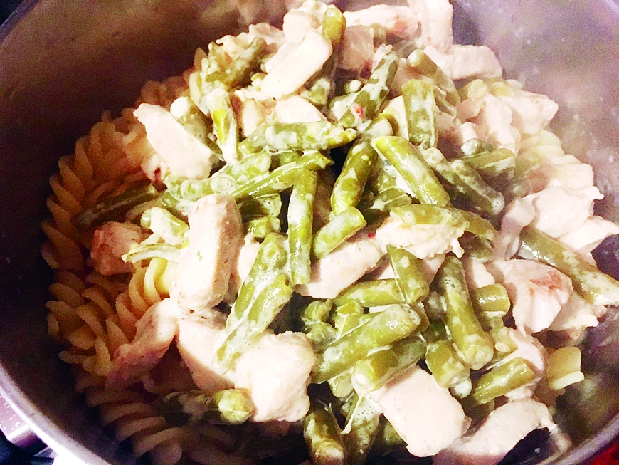 ◆ Kad makaroni ir izvārījušies, tiem pievienojam krēmīgo masu un visu samaisām kopā. 
Un maltīte ir gatava! Pa virsu pārbirdināts cietais siers to padarīs vēl sierīgāku. Dažreiz šai receptei vēl pievienoju klāt uz pusēm pārgrieztus mazos ķiršu tomātiņus. Tos var pievienot tajā pašā mirklī, kad pupiņas, tad ēdiens būs mazliet svaigāks, ja nu šis šķiet par sātīgu. Labu apetīti!    
Autors: Laura Pāvila