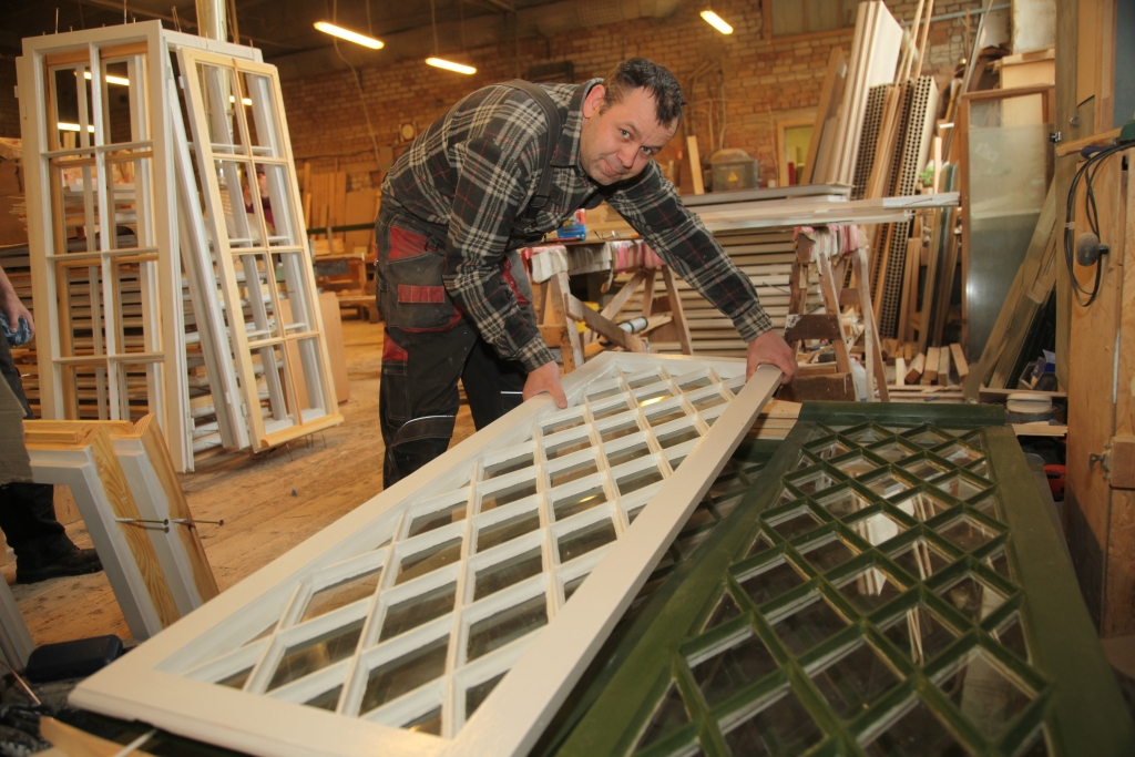 SIA “RCI Gulbene” ir izveidots apmēram 90 strādājošo kolektīvs, kas var lepoties ar labu darbu kvalitāti. Uzņēmumā ir sertificēta kokapstrādes darbnīca, kurā var ne tikai gatavot, bet arī restaurēt koka detaļas sabiedriskajām ēkām. Jau izgatavoti ozolkoka logi Alūksnes Jaunajai pilij, tagad top logi Stāmerienas pilij. Tos gatavo galdnieks Andris Rozentāls. 
Autors: Gatis Bogdanovs 