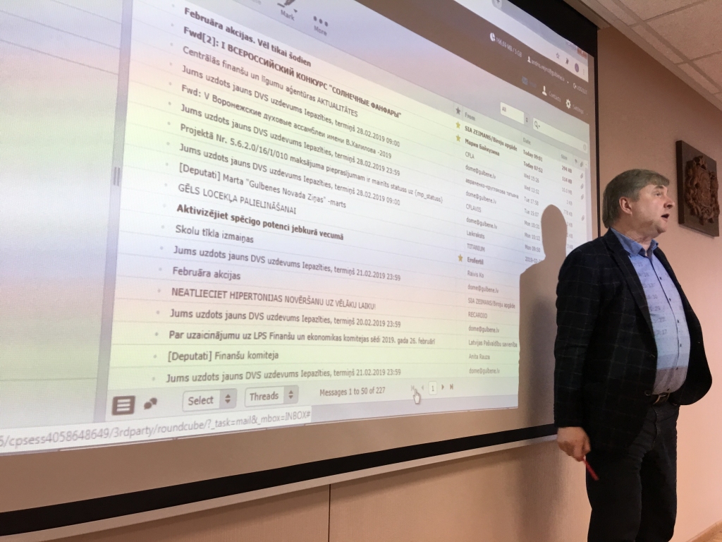 Kāpēc deputātam e-pastā jāsaņem seksuāla satura neidentificējami sūtījumi? Šo e-pastu taču nodrošina un administrē pašvaldība! Tāda ir šābrīža situācija, kuru par aizskarošu un nenormālu nodēvē vietējais deputāts Andris Vējiņš. 	
Autors: Diāna Odumiņa