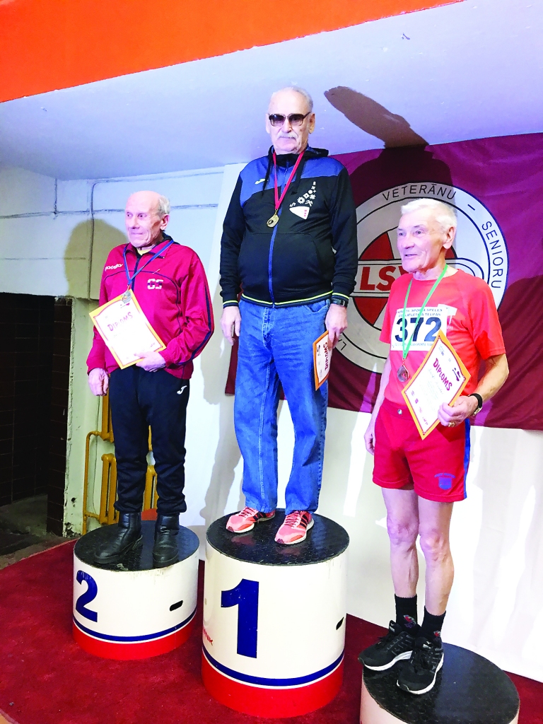 Visi trīs pjedestāli Gulbenes novada soļotājiem. 1.vietā - Gunārs Rubenis, 2.vietā - Andrejs Vācietis, 3.vietā - Ādolfs Mičulis. 	
Autors:  Diāna Odumiņa 