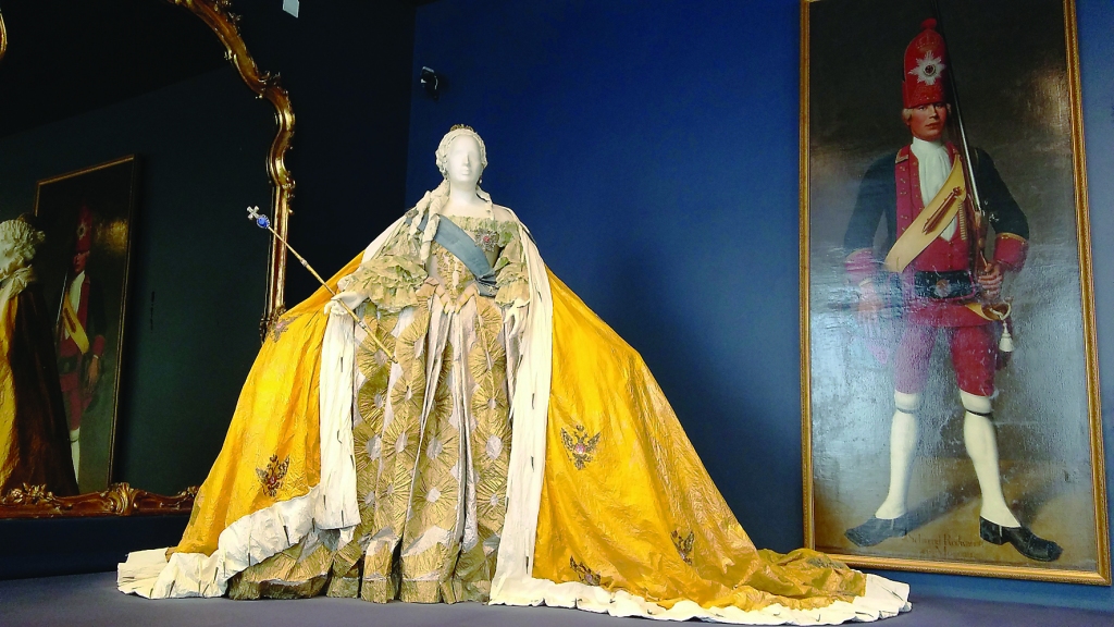 Katrīnas pils muzeja kolekcijā ir daudz memoriālo priekšmetu, kas saistīti ar citiem dinatsijas pārstāvjiem no Carskoje Selo pirmās saimnieces Jeļizavetas Petrovnas līdz krievu imperatoram Nikolajam II. 
Autors: Pārsla Konrāde