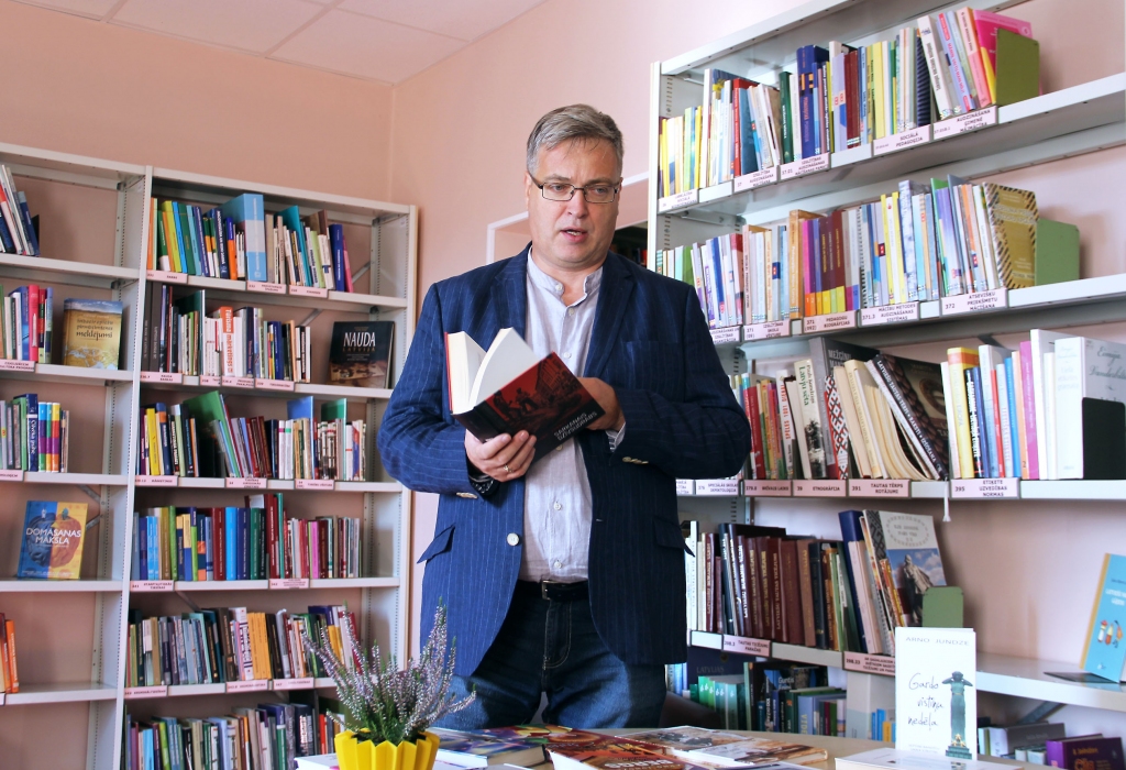 “Mēs esam ļoti dažādi, līdz ar to blakus jābūt dažādām grāmatām. Pareizā pieeja ir - ja nepatīk konkrētā grāmata, paņem citu. Un jāatceras, ka katrai grāmatai ir savs vecums,” saka rakstnieks Arno Jundze.
Autors: Laura Felša