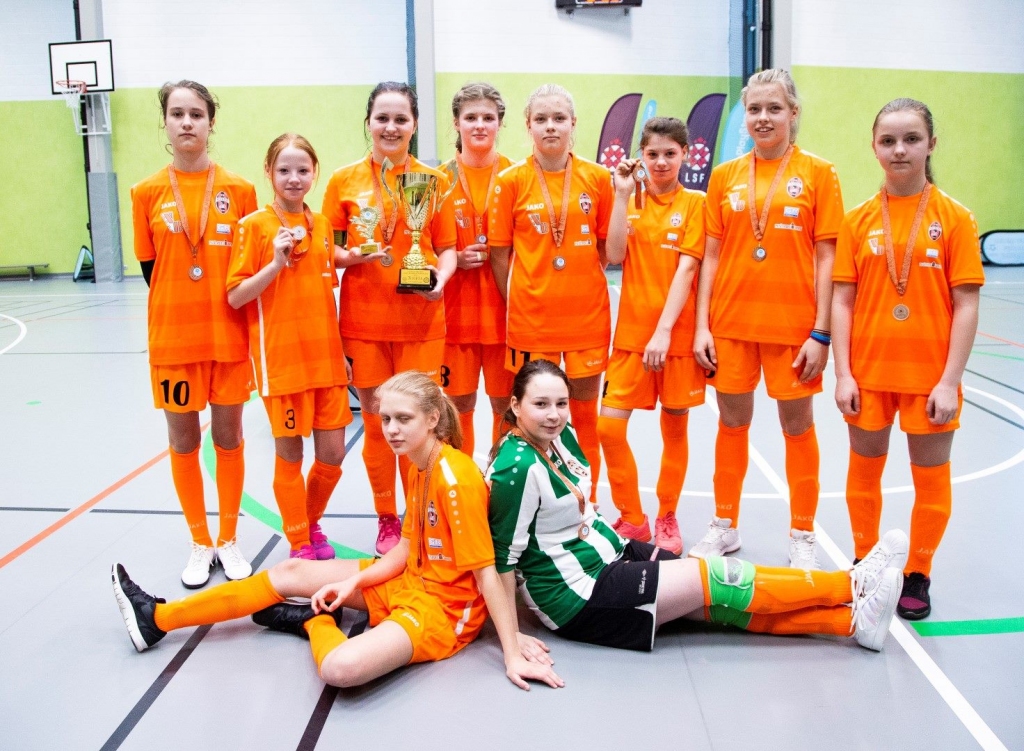 FB Gulbene U-14 meiteņu komanda Latvijas finālā iegūst 3.vietu.
Autors: no Arņa Martuseviča arhīva