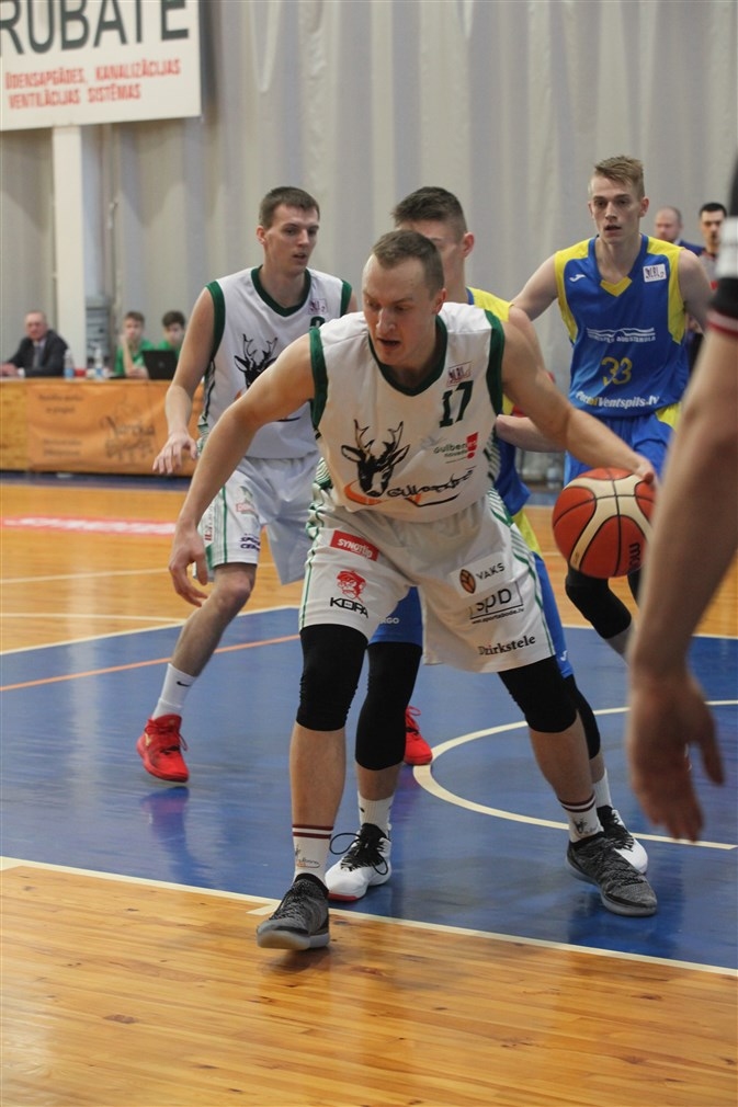 Gulbenes komandā ar 19 punktiem un 7 atlekušajām bumbām atzīmējās Ingars Aizpurs.
Autors: no Dzirksteles arhīva