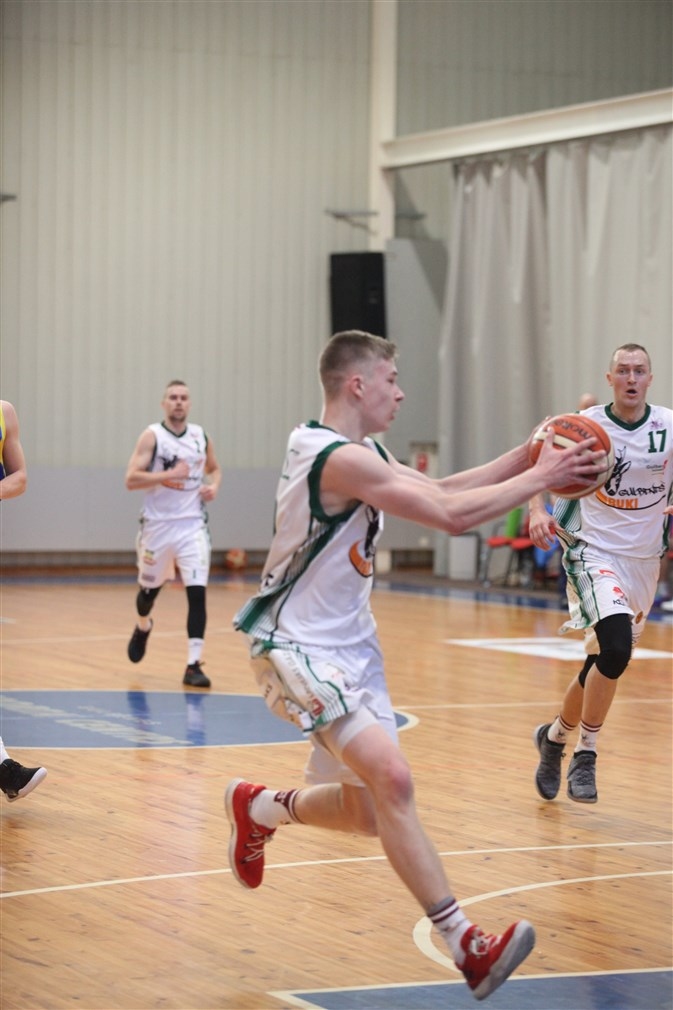 Gulbenes Buku rindās ar 21 punktu izcēlās komandas jaunākais spēlētājs Kristiāns Šulcs. 19 punktus pievienoja viens no gulbeniešu līderiem Ingars Aizpurs.
Autors: no Dzirksteles arhīva