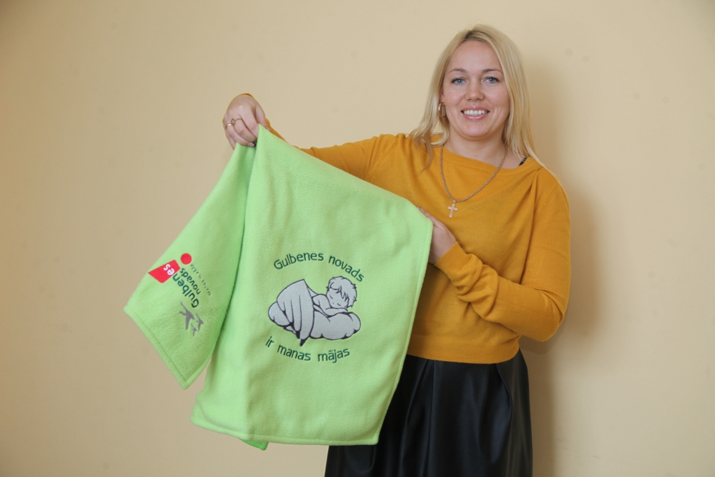 Šogad jaundzimušie dāvanā saņems kokvilnas un flīsa auduma sedziņu ar izšuvumu. 