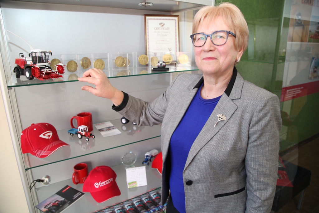 SIA “Kombainserviss” komercdirektorei Dzintrai Medvedevai viņas darbs ir tuvs jau daudzus gadus. SIA “M.T.Z. - serviss” suvenīri atsauc atmiņā gan izstādes, gan klientu dienas.                        
Autors: Gatis Bogdanovs