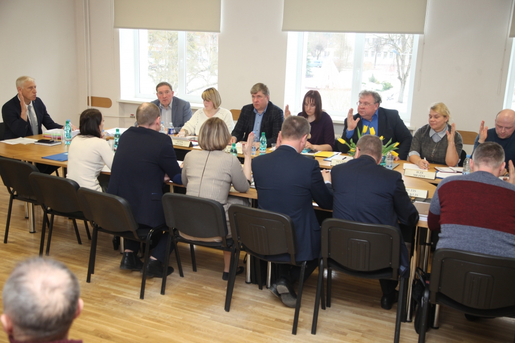 Par pašvaldības budžetu 2019.gadam Gulbenes novada domes 28.februāra sēdē nobalsoja 11 no kopumā 17 deputātiem. “Pret” bija Andris Vējiņš, Guna Pūcīte un Intars Liepiņš, atturējās Anatolijs Savickis un Larisa Cīrule. Deputāts Mārtiņš Bogdans nepiedalījās domes sēdē. 
Autors: Gatis Bogdanovs